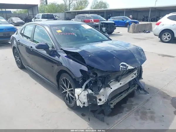 4T1G11AK7NU696644 2022 TOYOTA CAMRY - Image 1