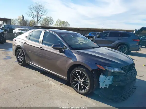 4T1G11AK7NU699320 2022 TOYOTA CAMRY - Image 1
