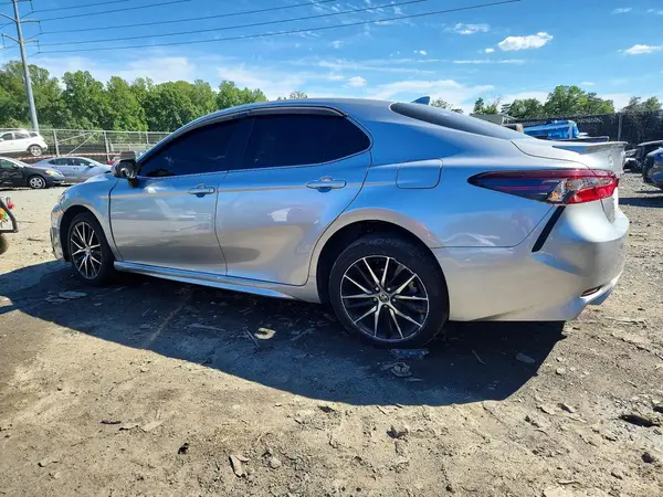 4T1G11AK7NU699804 2022 TOYOTA CAMRY - Image 2
