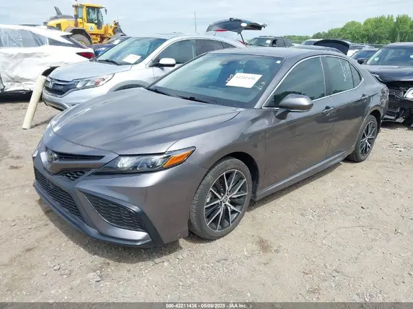 4T1G11AK7NU713586 2022 TOYOTA CAMRY - Image 2
