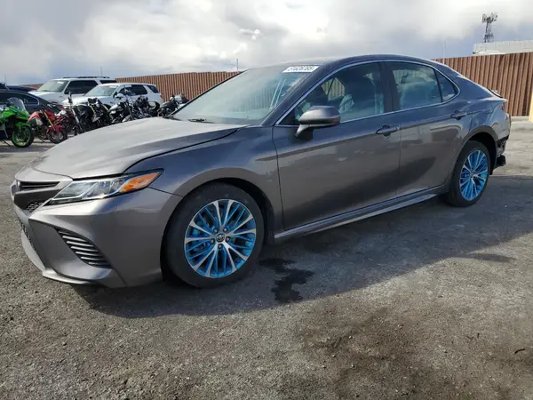 4T1G11AK8LU318698 2020 TOYOTA CAMRY - Image 1