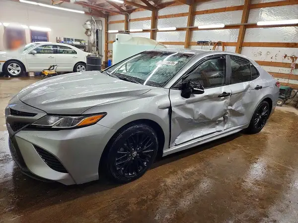 4T1G11AK8LU332682 2020 TOYOTA CAMRY - Image 1