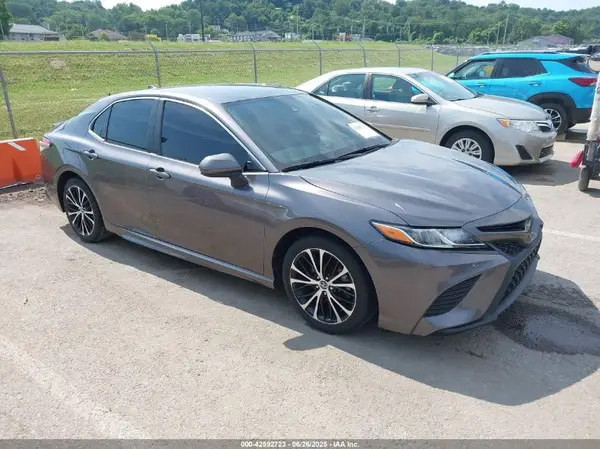 4T1G11AK8LU343424 2020 TOYOTA CAMRY - Image 1