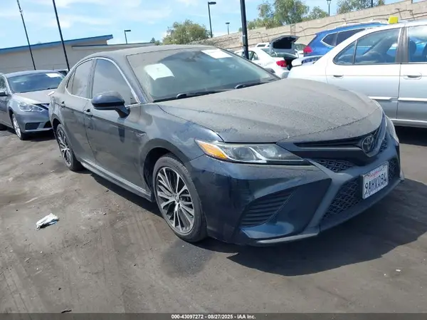 4T1G11AK8LU864496 2020 TOYOTA CAMRY - Image 1