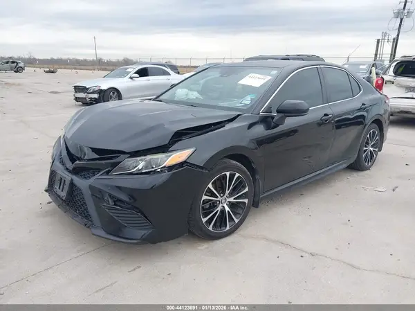 4T1G11AK8LU877555 2020 TOYOTA CAMRY - Image 2