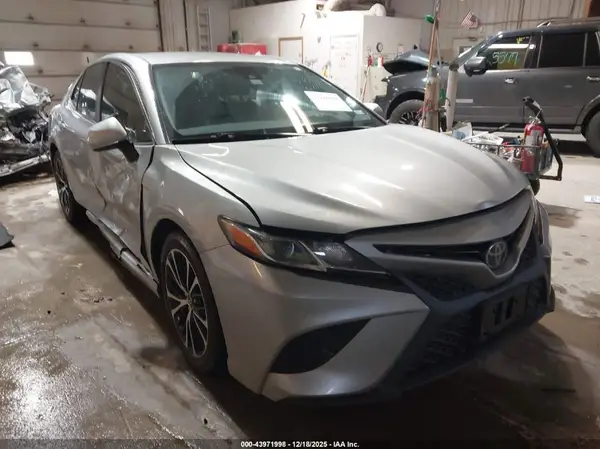 4T1G11AK8LU916807 2020 TOYOTA CAMRY - Image 1