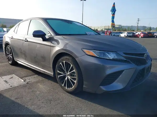 4T1G11AK8LU965621 2020 TOYOTA CAMRY - Image 1