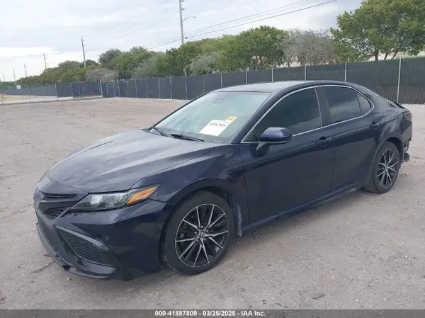 4T1G11AK8MU410296 2021 TOYOTA CAMRY - Image 2