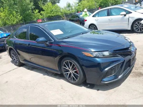 4T1G11AK8MU411108 2021 TOYOTA CAMRY - Image 1