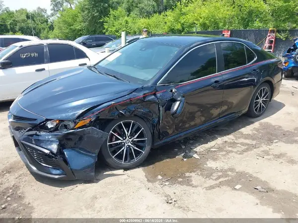 4T1G11AK8MU411108 2021 TOYOTA CAMRY - Image 2