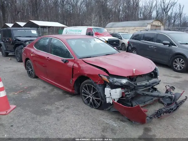 4T1G11AK8MU412081 2021 TOYOTA CAMRY - Image 1