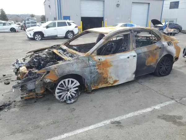 4T1G11AK8MU425588 2021 TOYOTA CAMRY - Image 1