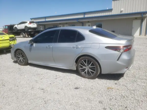 4T1G11AK8MU428300 2021 TOYOTA CAMRY - Image 2