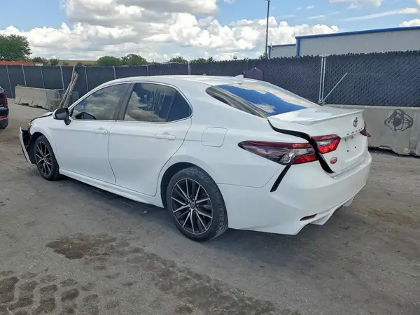 4T1G11AK8MU431679 2021 TOYOTA CAMRY - Image 2