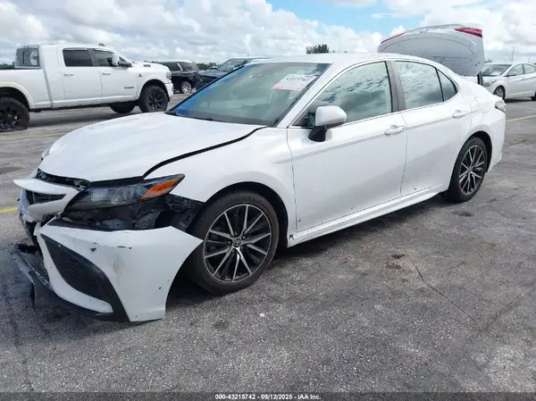 4T1G11AK8MU439362 2021 TOYOTA CAMRY - Image 2