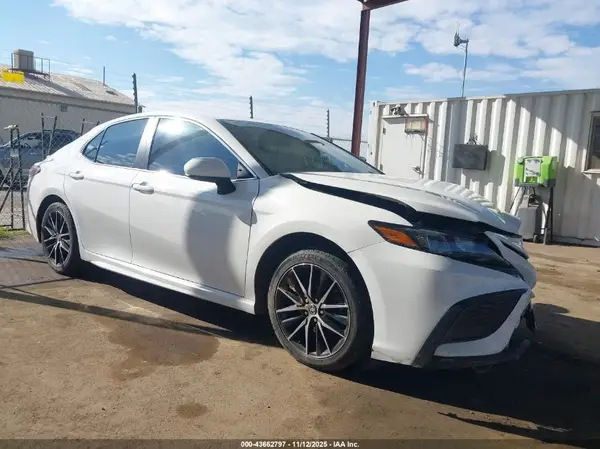 4T1G11AK8MU441452 2021 TOYOTA CAMRY - Image 1
