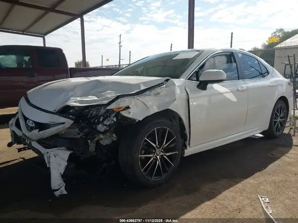 4T1G11AK8MU441452 2021 TOYOTA CAMRY - Image 2