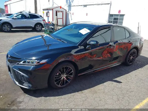 4T1G11AK8MU449521 2021 TOYOTA CAMRY - Image 2