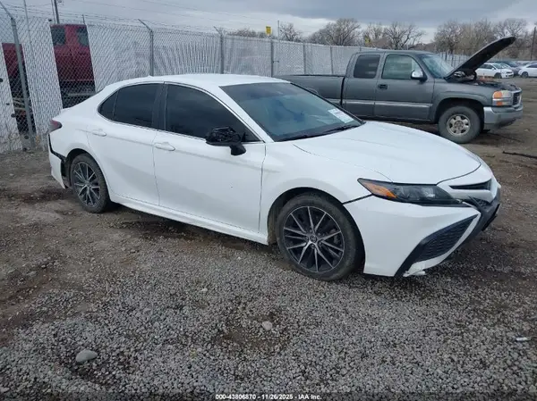 4T1G11AK8MU454170 2021 TOYOTA CAMRY - Image 1
