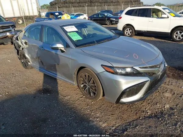 4T1G11AK8MU455884 2021 TOYOTA CAMRY - Image 1