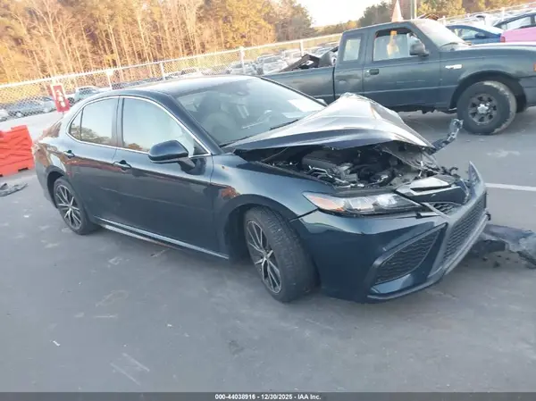 4T1G11AK8MU457232 2021 TOYOTA CAMRY - Image 1