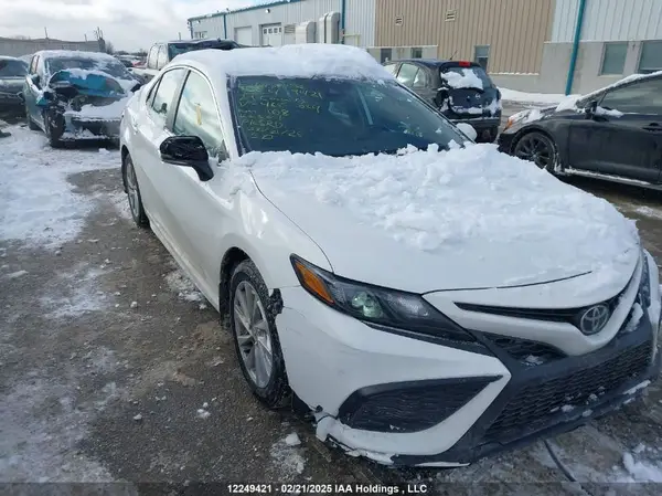 4T1G11AK8MU465024 2021 TOYOTA CAMRY - Image 1