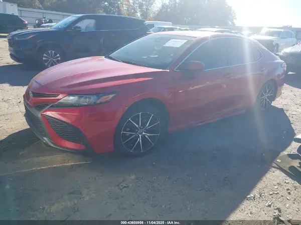 4T1G11AK8MU465766 2021 TOYOTA CAMRY - Image 2