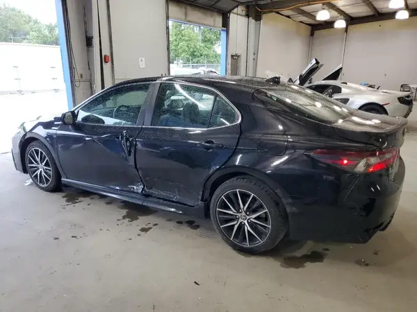 4T1G11AK8MU467338 2021 TOYOTA CAMRY - Image 2