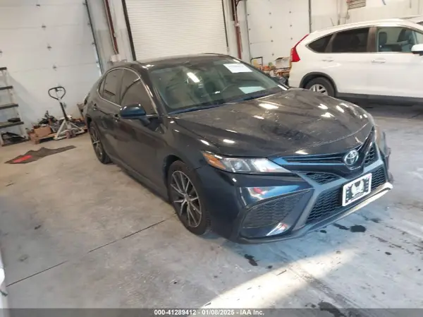 4T1G11AK8MU477688 2021 TOYOTA CAMRY - Image 1