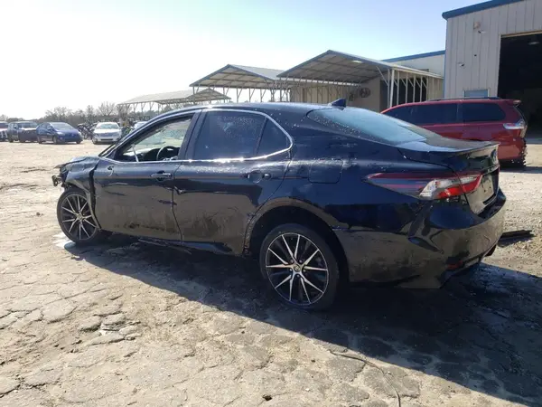 4T1G11AK8MU479313 2021 TOYOTA CAMRY - Image 2