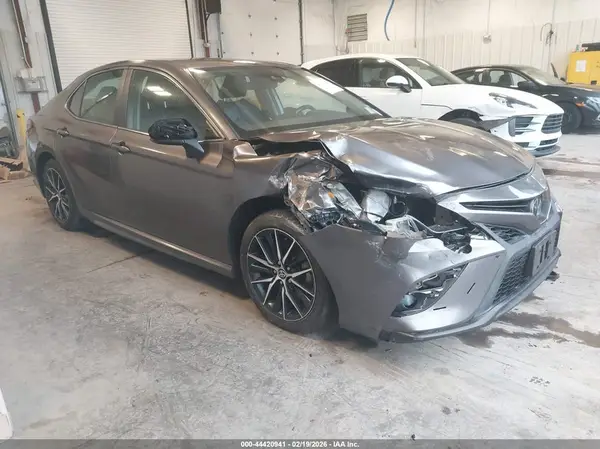 4T1G11AK8MU480462 2021 TOYOTA CAMRY - Image 1