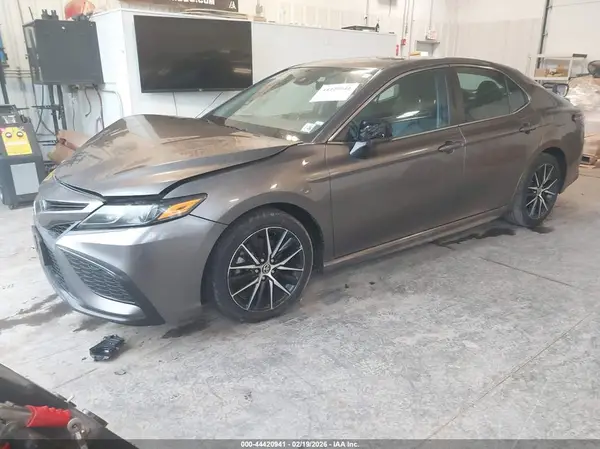 4T1G11AK8MU480462 2021 TOYOTA CAMRY - Image 2