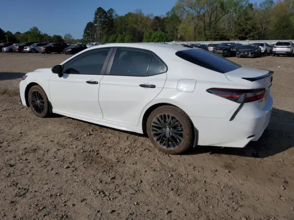 4T1G11AK8MU484124 2021 TOYOTA CAMRY - Image 2