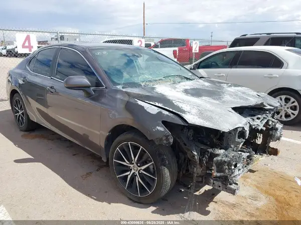 4T1G11AK8MU488643 2021 TOYOTA CAMRY - Image 1