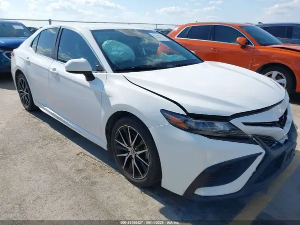 4T1G11AK8MU491008 2021 TOYOTA CAMRY - Image 1