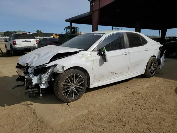 4T1G11AK8MU516411 2021 TOYOTA CAMRY - Image 1