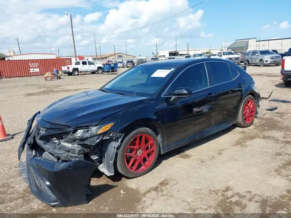 4T1G11AK8MU521592 2021 TOYOTA CAMRY - Image 2