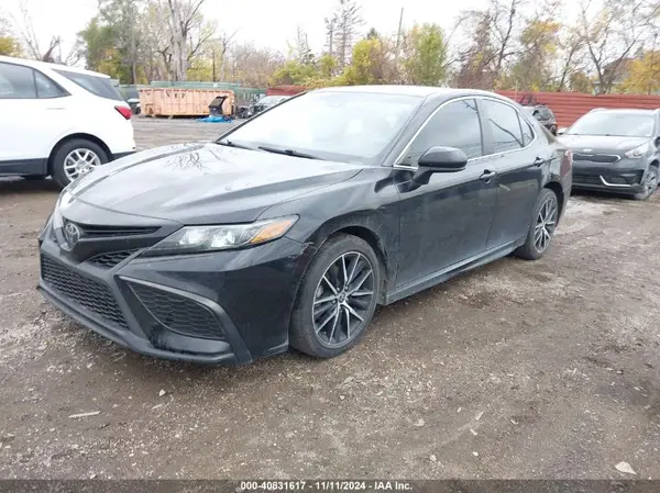 4T1G11AK8MU529157 2021 TOYOTA CAMRY - Image 2