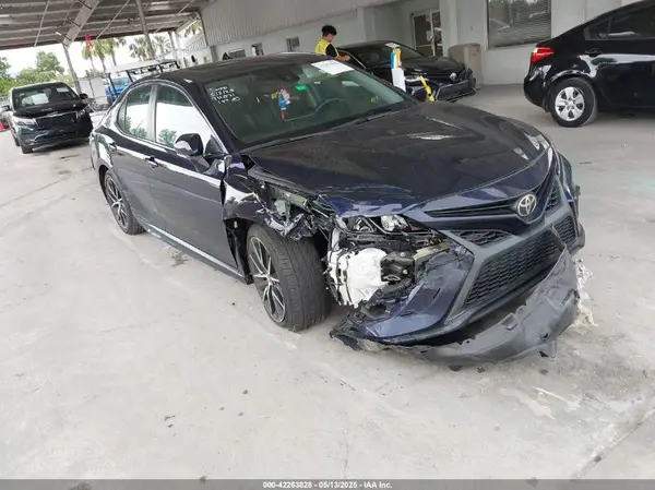 4T1G11AK8MU533631 2021 TOYOTA CAMRY - Image 1