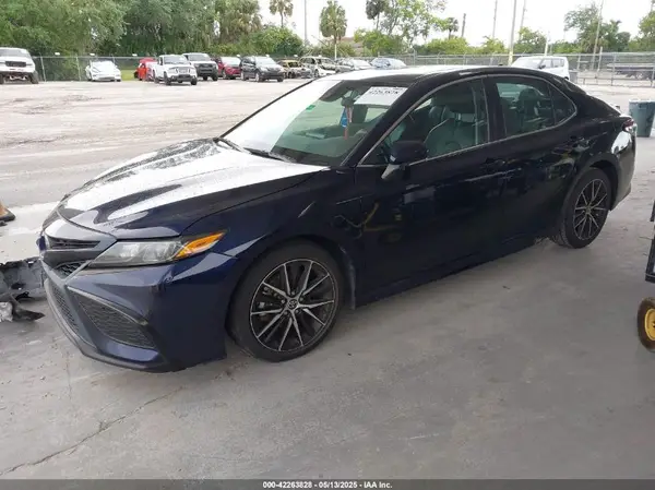 4T1G11AK8MU533631 2021 TOYOTA CAMRY - Image 2