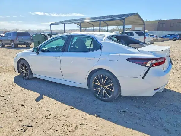 4T1G11AK8MU541762 2021 TOYOTA CAMRY - Image 2