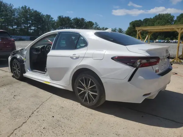 4T1G11AK8MU542815 2021 TOYOTA CAMRY - Image 2