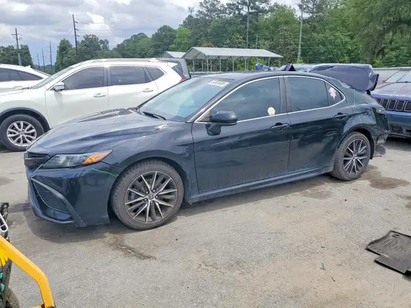 4T1G11AK8MU545682 2021 TOYOTA CAMRY - Image 1