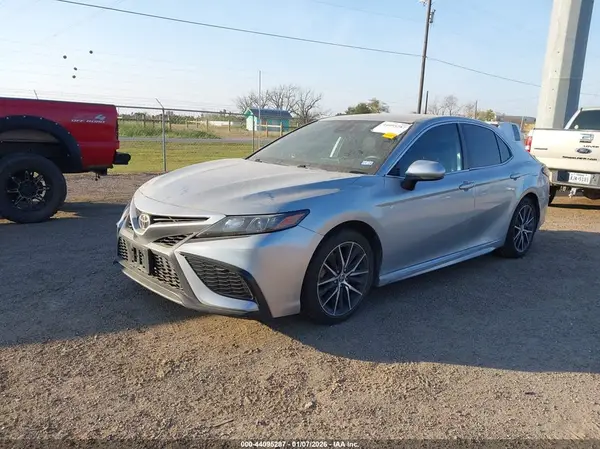 4T1G11AK8MU545696 2021 TOYOTA CAMRY - Image 2