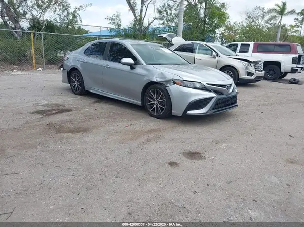 4T1G11AK8MU548808 2021 TOYOTA CAMRY - Image 1