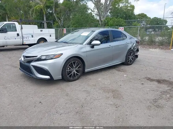 4T1G11AK8MU548808 2021 TOYOTA CAMRY - Image 2