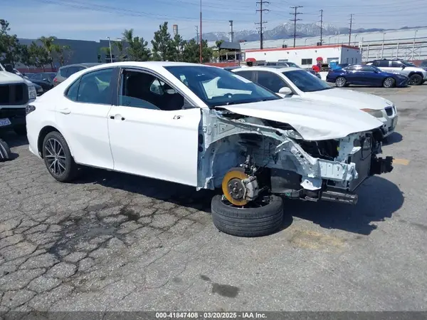 4T1G11AK8MU553894 2021 TOYOTA CAMRY - Image 1