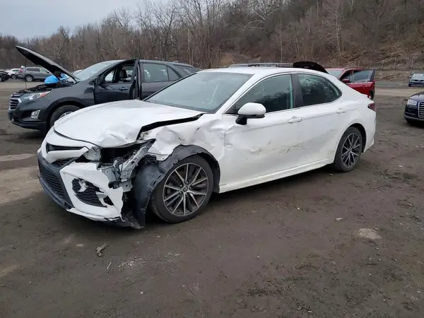 4T1G11AK8MU554818 2021 TOYOTA CAMRY - Image 1