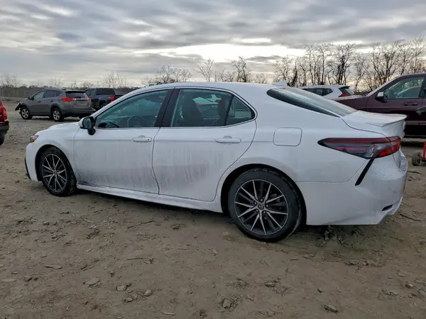 4T1G11AK8MU555435 2021 TOYOTA CAMRY - Image 2