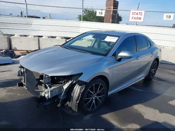 4T1G11AK8MU555788 2021 TOYOTA CAMRY - Image 2